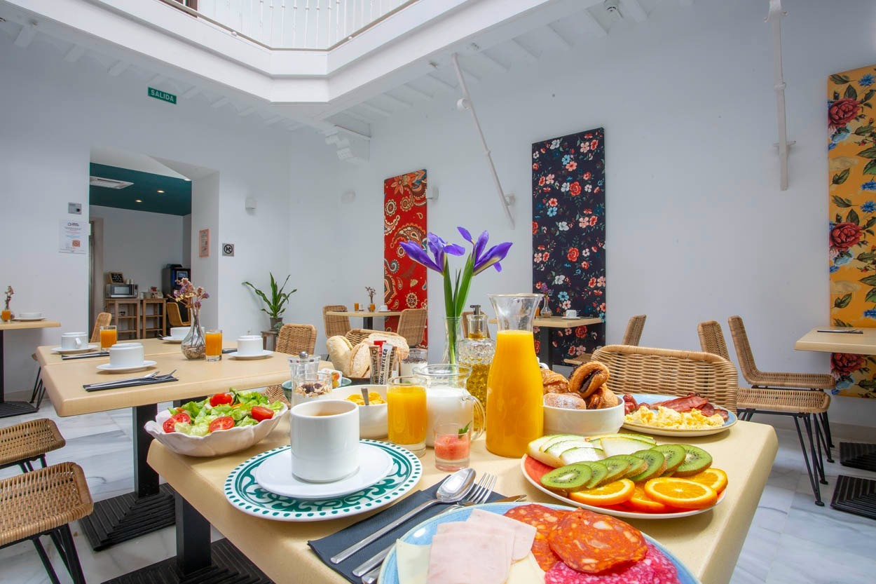 Üppiges Frühstücksbuffet mit frischem Obst, Gebäck und Rührei im Casual con Duende Cádiz.