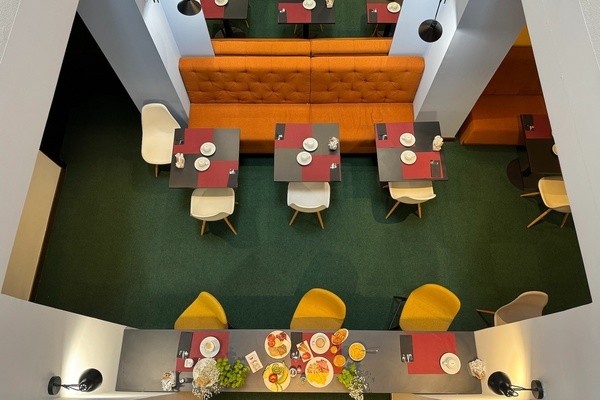 uma vista aérea de um restaurante com mesas e cadeiras