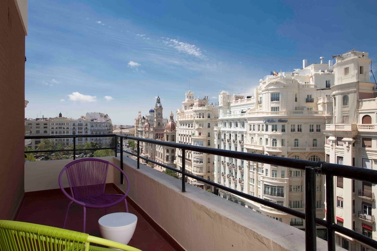 Balcón con vistas al Ayuntamiento de Valencia. Disfruta de Casual Vintage Valencia.