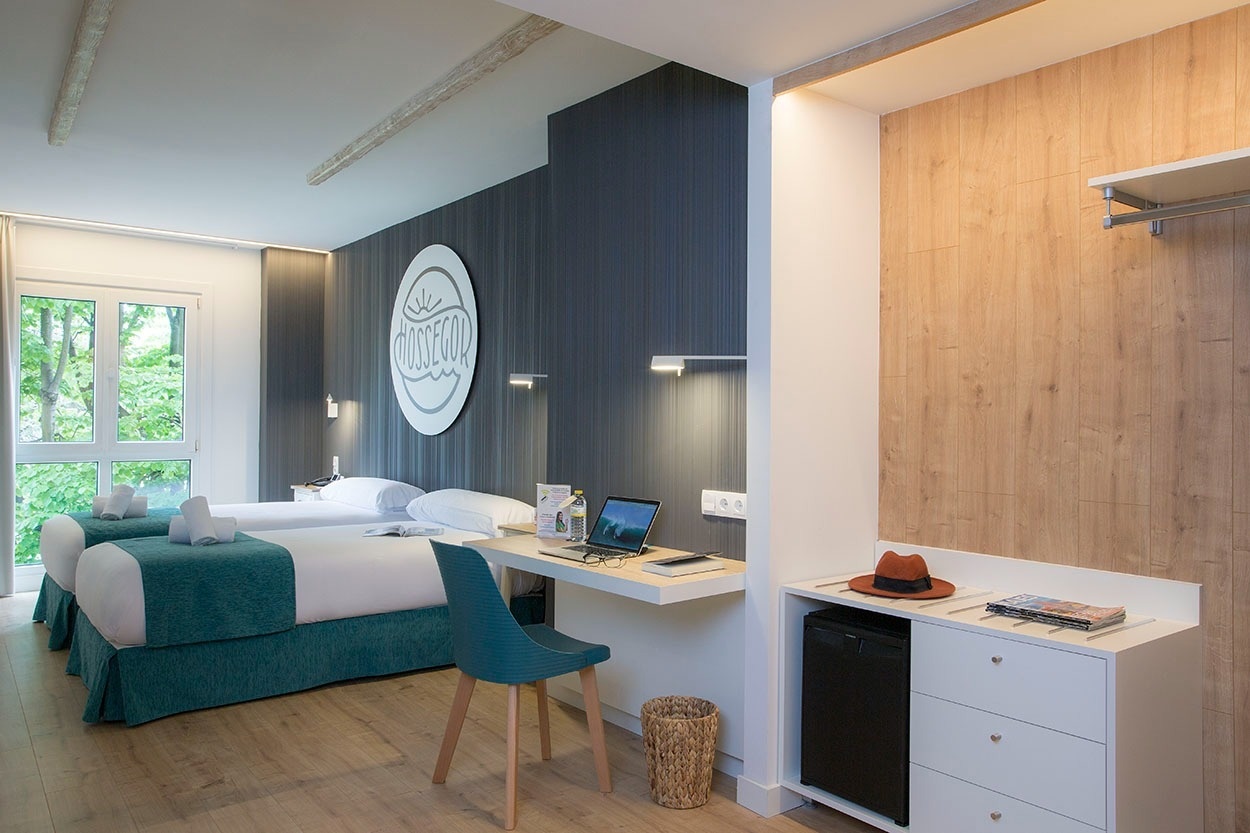 Gemütliches Zimmer im Casual de las Olas San Sebastián: Doppelbetten, Schreibtisch & Minibar für Ihren entspannten Aufenthalt.