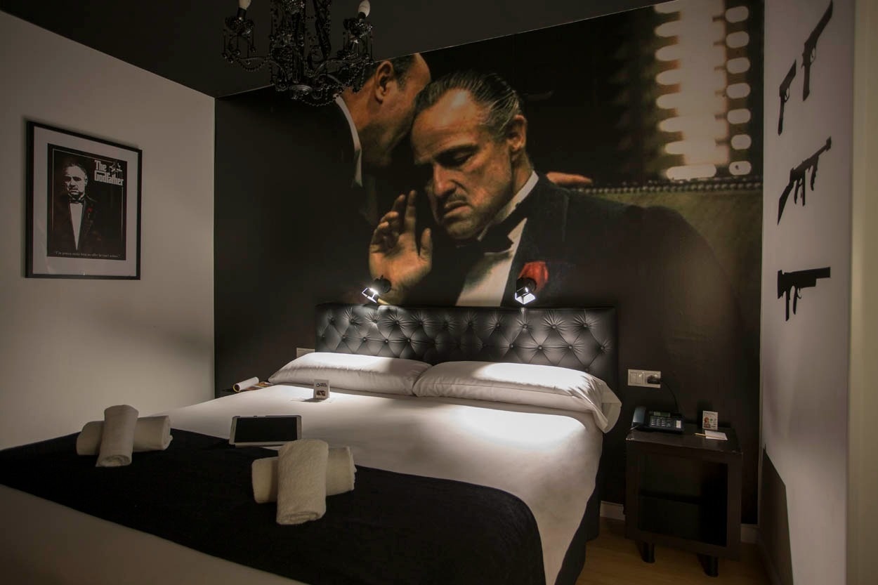 Themenschlafzimmer „Der Pate“ im Casual del Cine Valencia: Einzigartiges Hotel in Valencia mit Film-Flair.