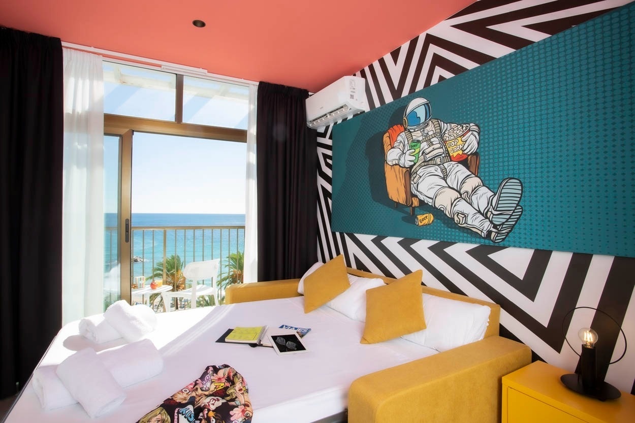 Entspannter Pop-Art-Stil: Ein Astronaut entspannt in Benidorm. Casual Pop Art Benidorm Hotel.