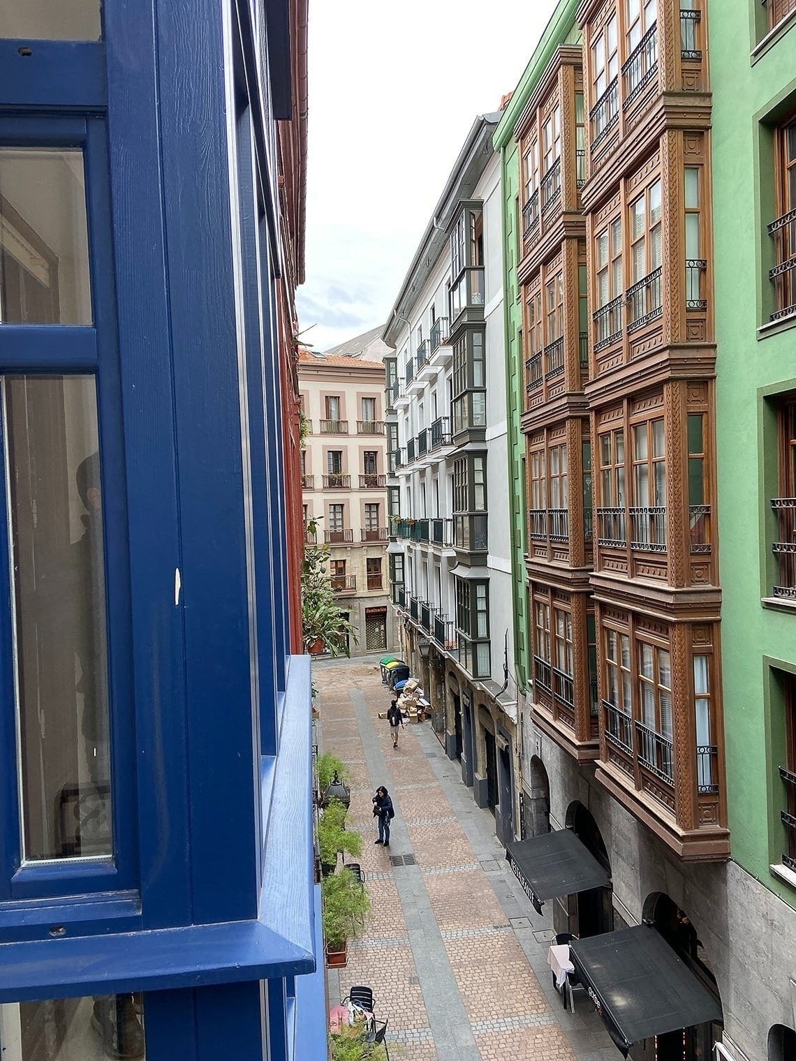 Blick auf eine Straße mit bunten Gebäuden, Bilbao. Unterkunft im Zentrum von Casual Mardones Bilbao.