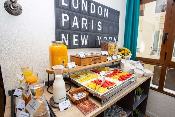 un buffet de desayuno con un letrero que dice londres parís y nueva york