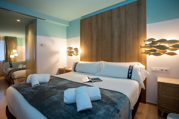 une chambre d' hôtel avec un lit et des serviettes et un livre sur le lit