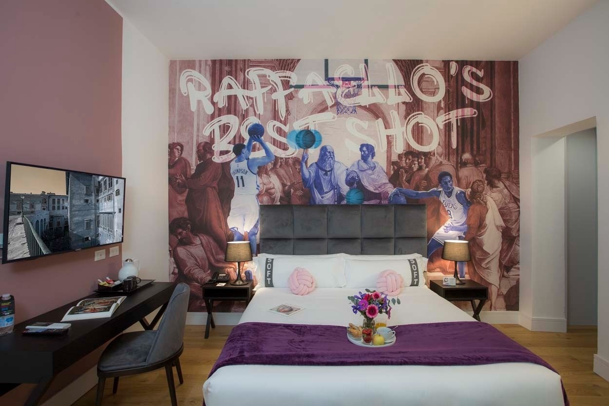 Zentrales Hotel in Florenz: Zimmer mit Basketball-Wandbild und stilvoller Einrichtung. Ideal für Ihren lässigen Aufenthalt. Casual Rinascimento Firenze.