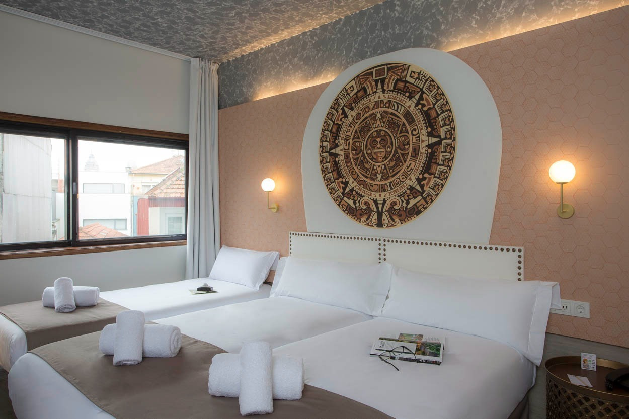 Gemütliches Zimmer mit 3 Betten im Casual Inca Porto - Zentrales Hotel in Porto | Casual Hoteles, W-LAN und Balkon.