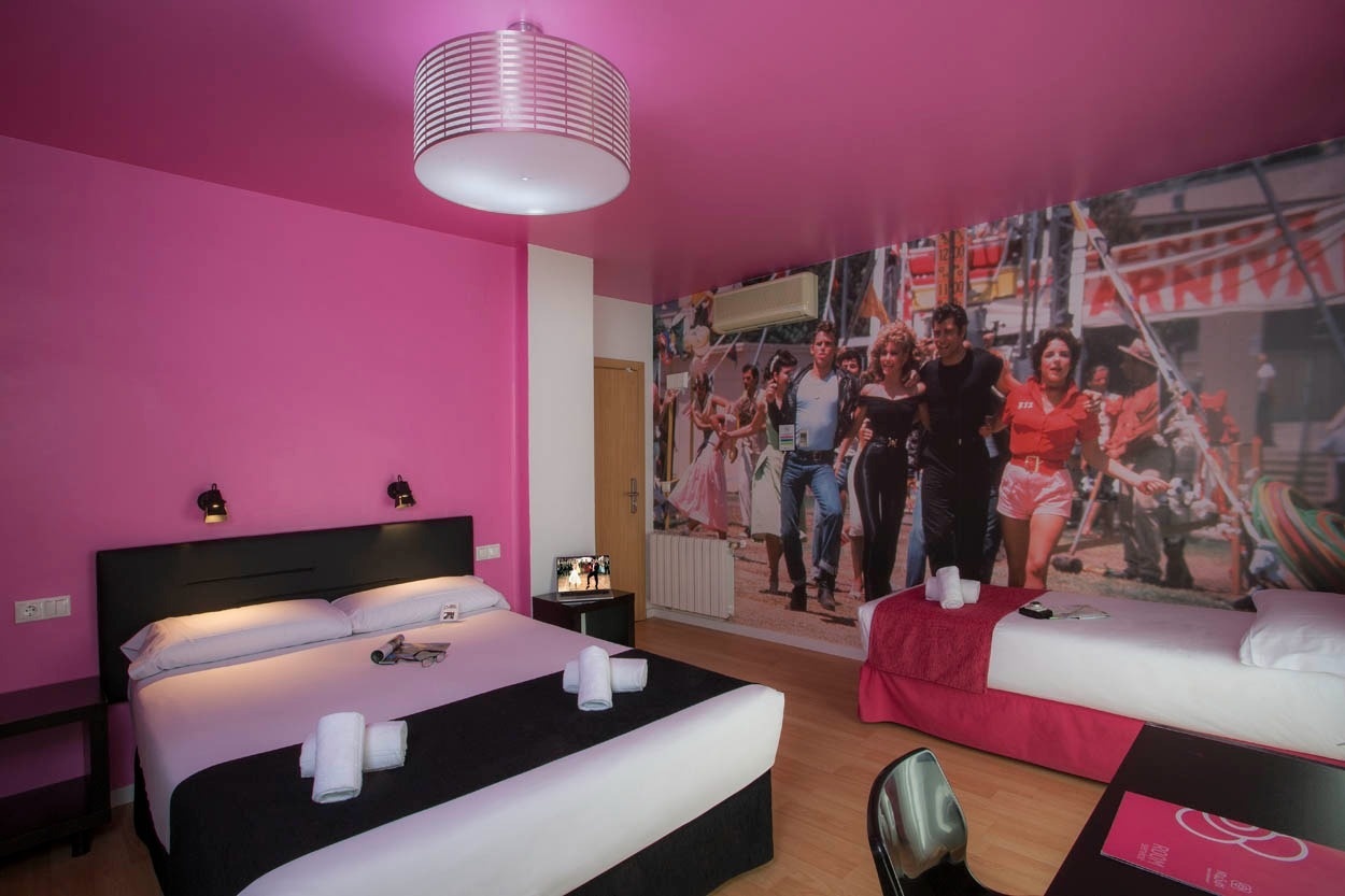 Gemütliches Zimmer im Casual del Cine Valencia, mit ikonischem Film-Thema und pinker Wandgestaltung für einen unvergesslichen Aufenthalt.