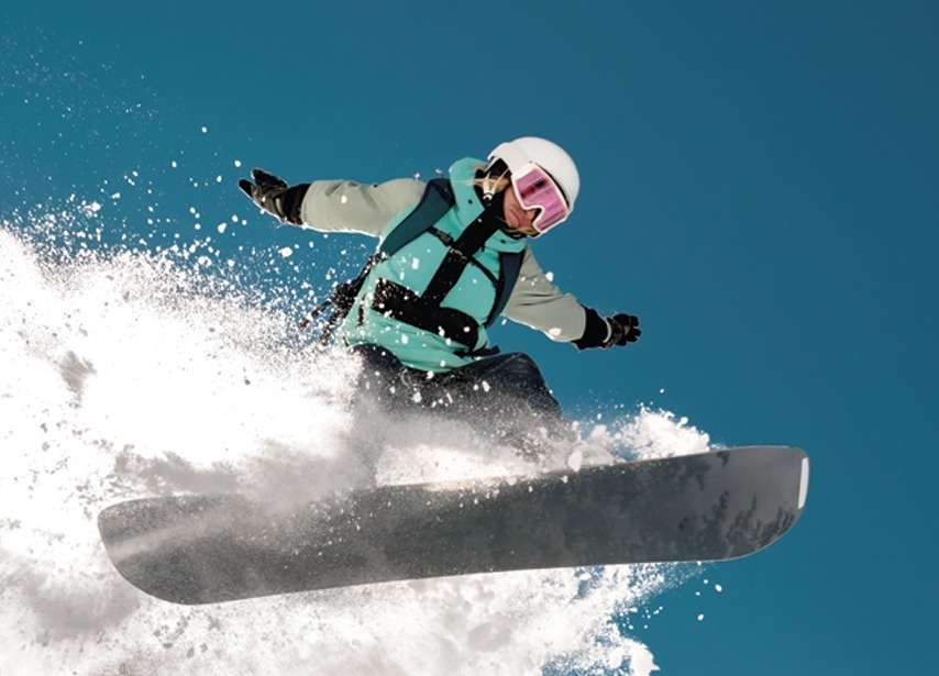 una mujer besa a un hombre en la mejilla