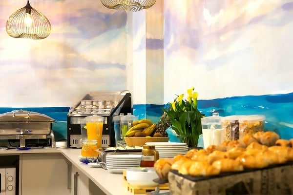 un buffet con comida y bebidas en un restaurante
