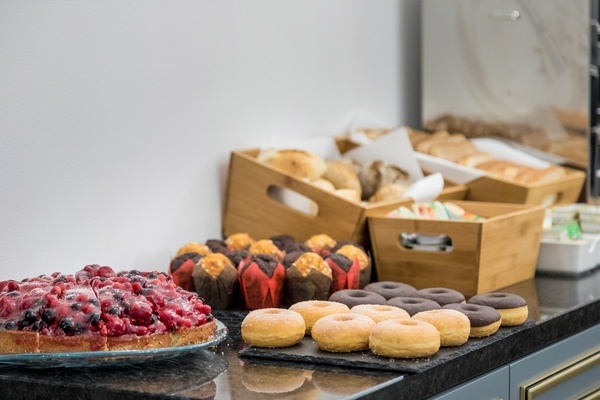 un montón de pasteles y donas en una mesa