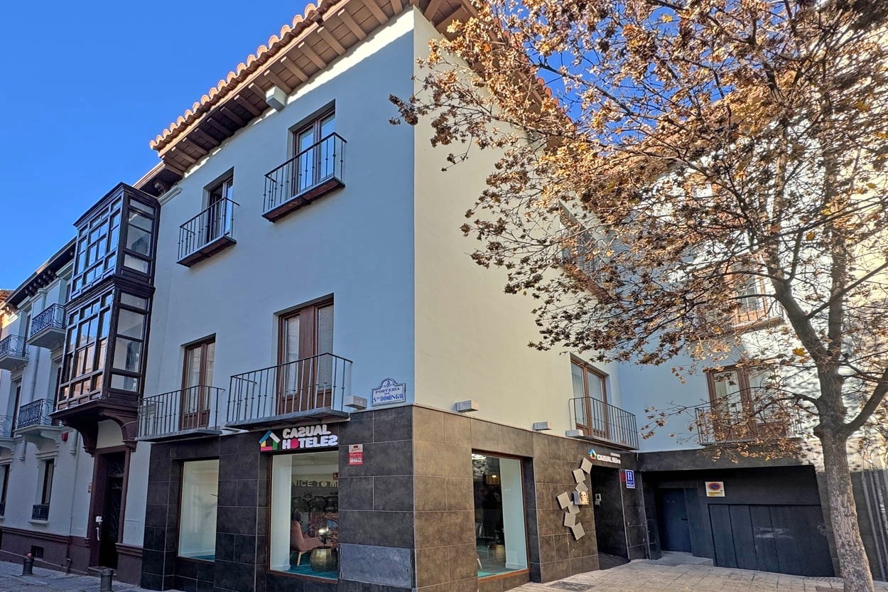 Casual Ilbira Granada: Hotel boutique en el centro histórico con fachadas tradicionales y balcones.