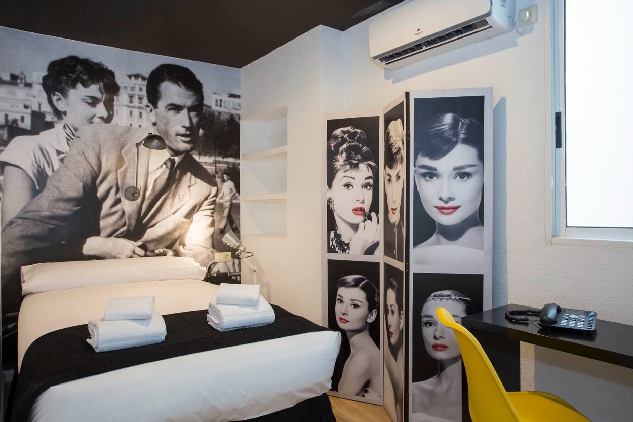 Habitación temática de Audrey Hepburn en Casual Vintage Valencia. ¡Reserva ya!