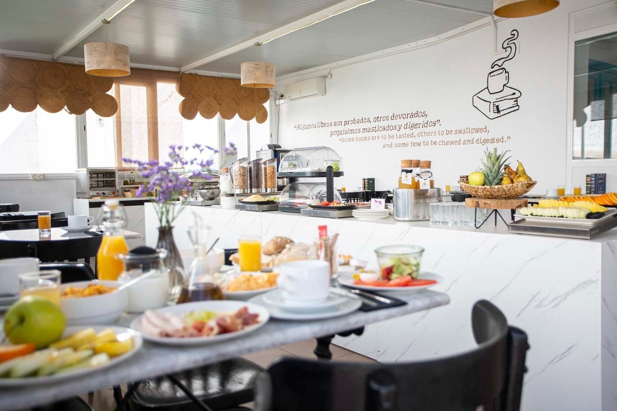 Schriftzug im Casual de las Letras Sevilla, einem literarischen Hotel in Sevilla, Frühstücksbuffet.
