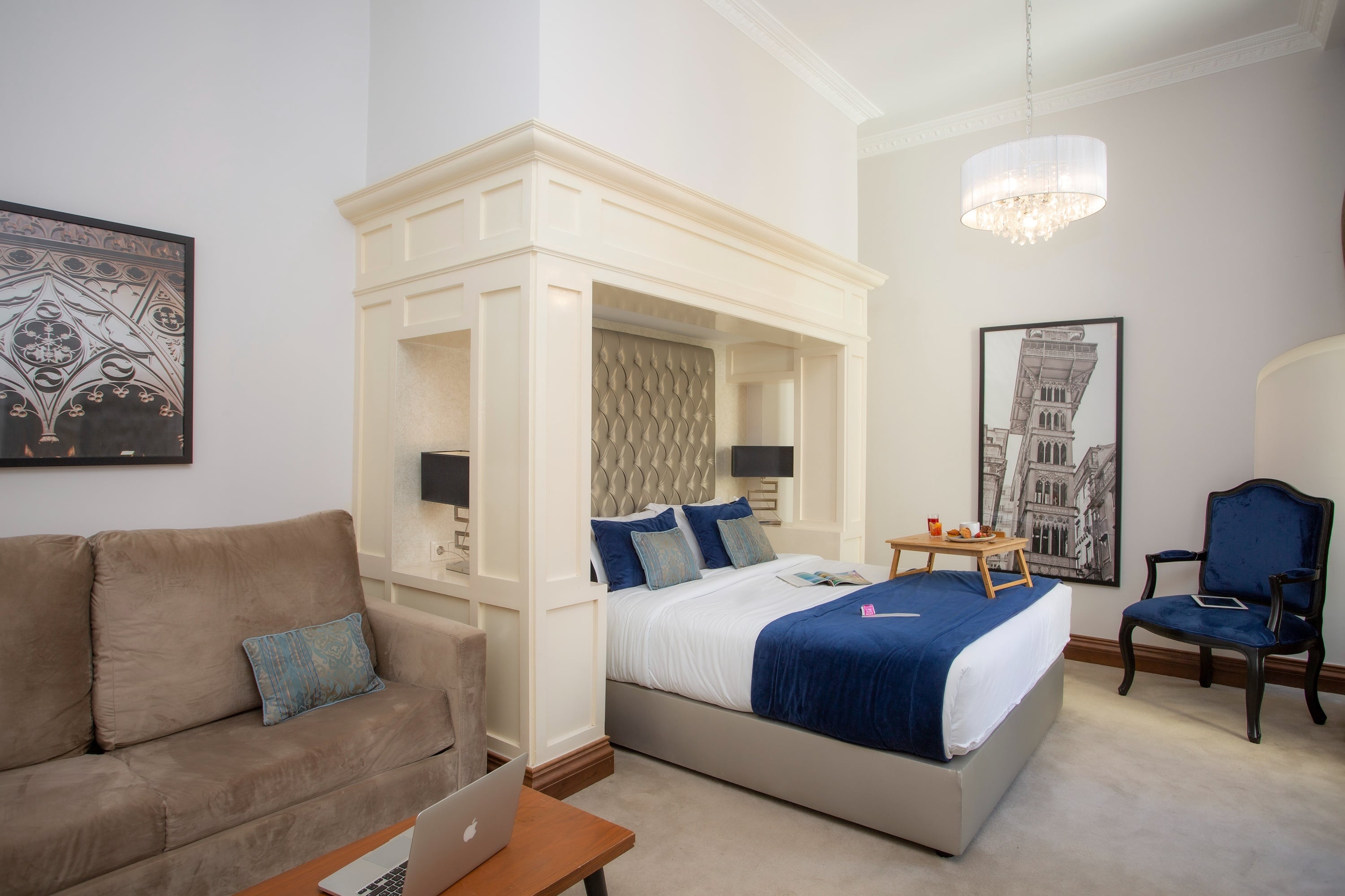 una bebida roja con una pajita en la playa