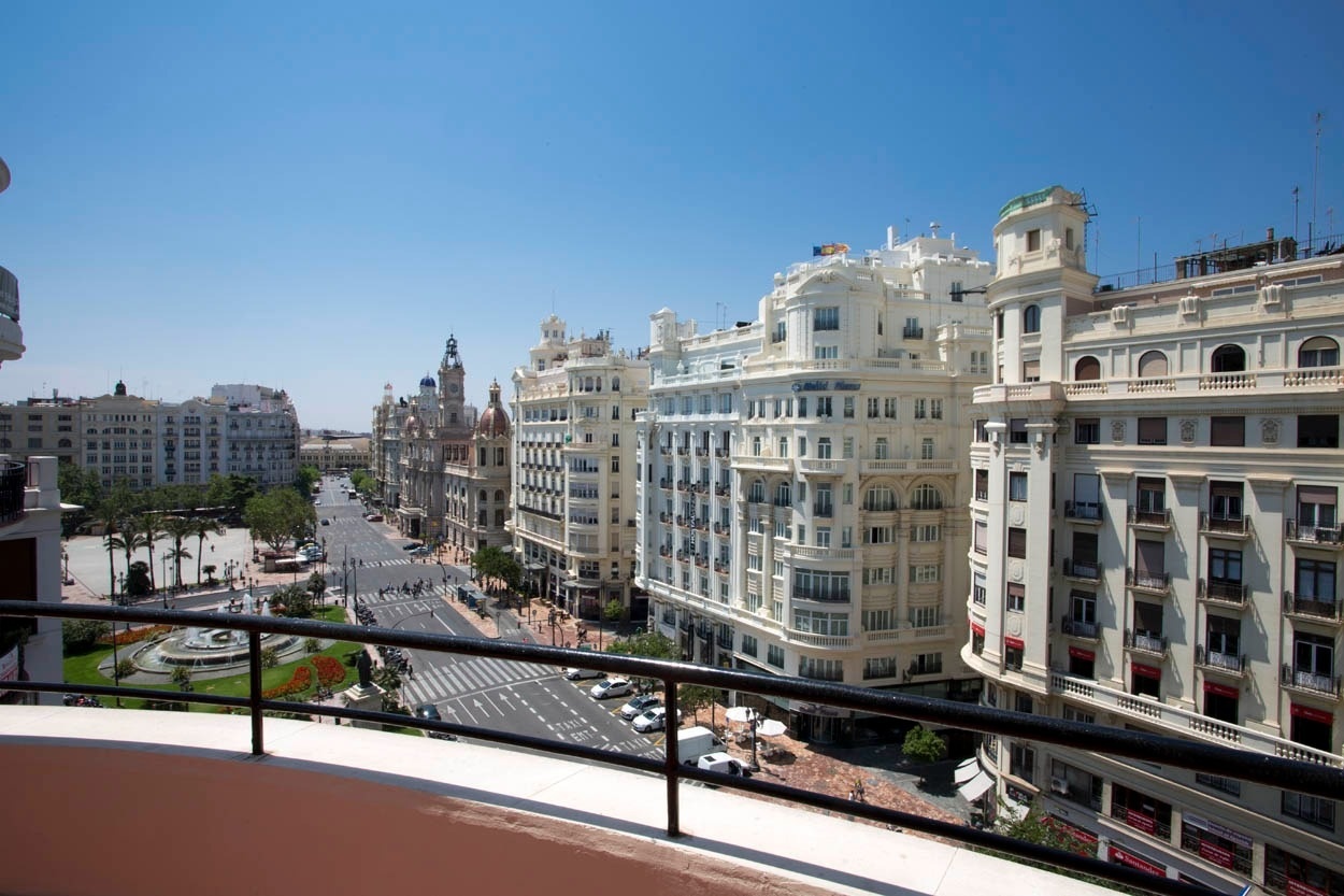 Vistas desde Casual Vintage Valencia - Hotel céntrico con vistas a la plaza y edificios históricos.