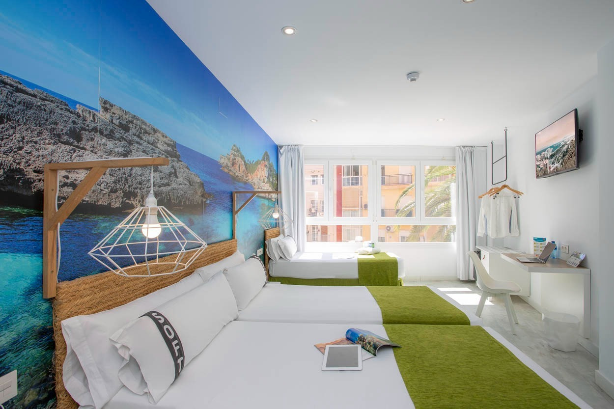 Modernes Hotelzimmer mit drei Betten, Meerblick-Wandmalerei, ideal für Ihren Aufenthalt im Casual del Mar Málaga.