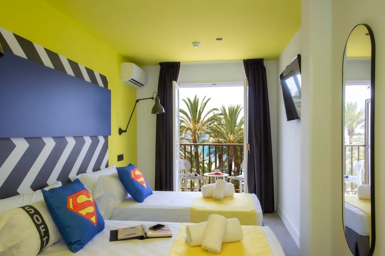 Geräumiges Zimmer im Casual Pop Art Benidorm Hotel mit zwei Einzelbetten und Balkon