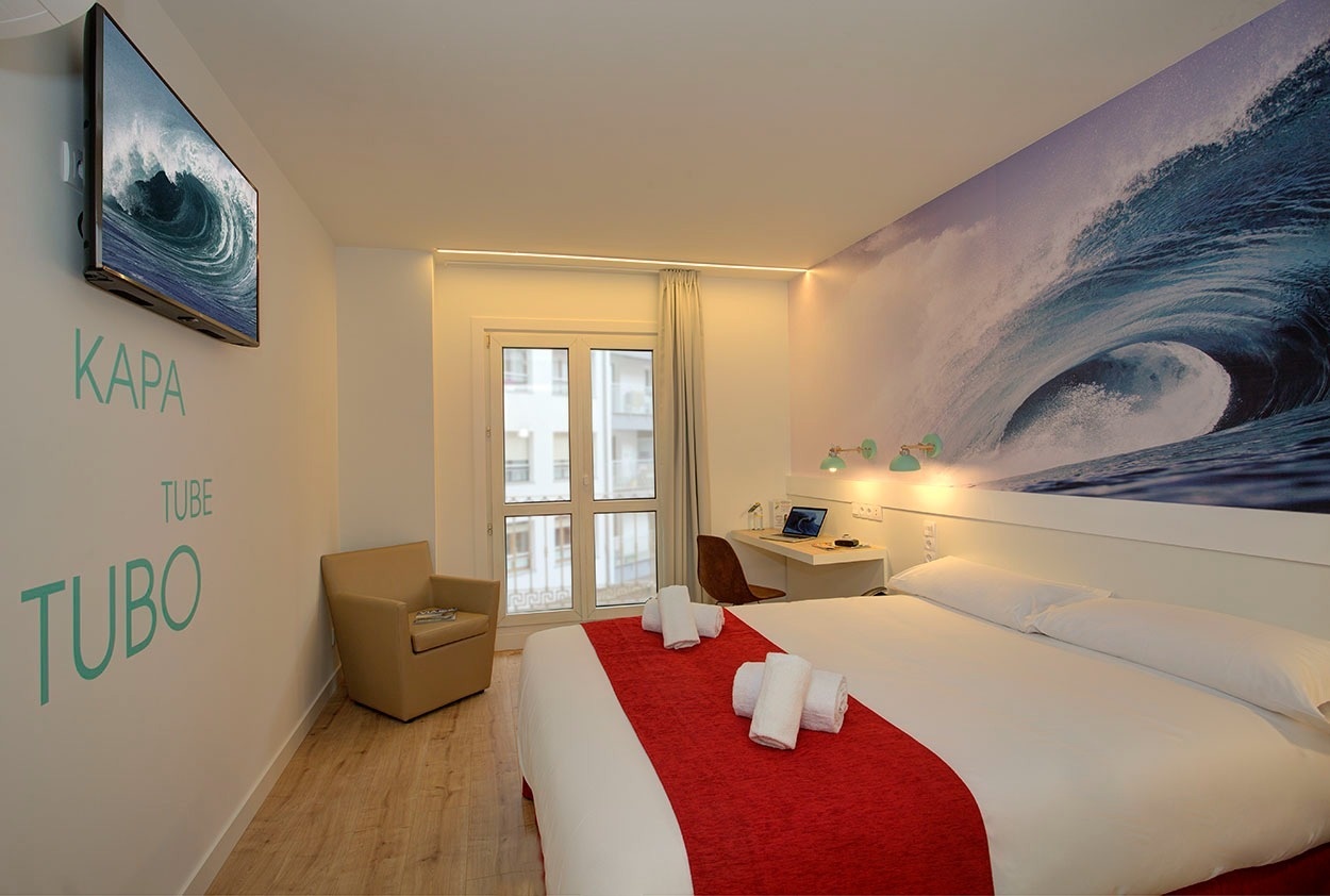 Gemütliches Hotelzimmer mit Wellen-Thema im Casual de las Olas San Sebastián | Casual Hoteles