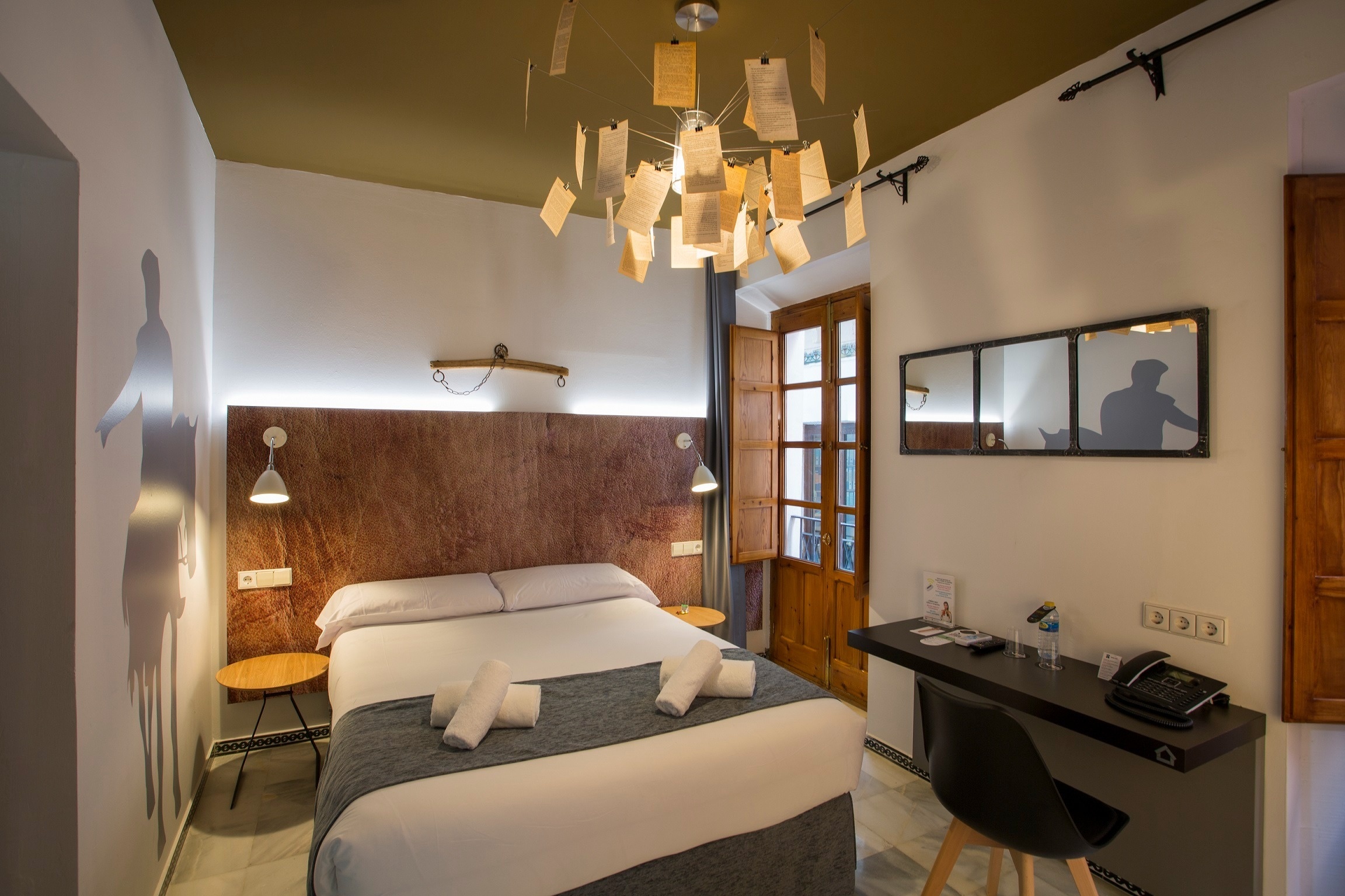 una habitación pequeña con una cama y un escritorio