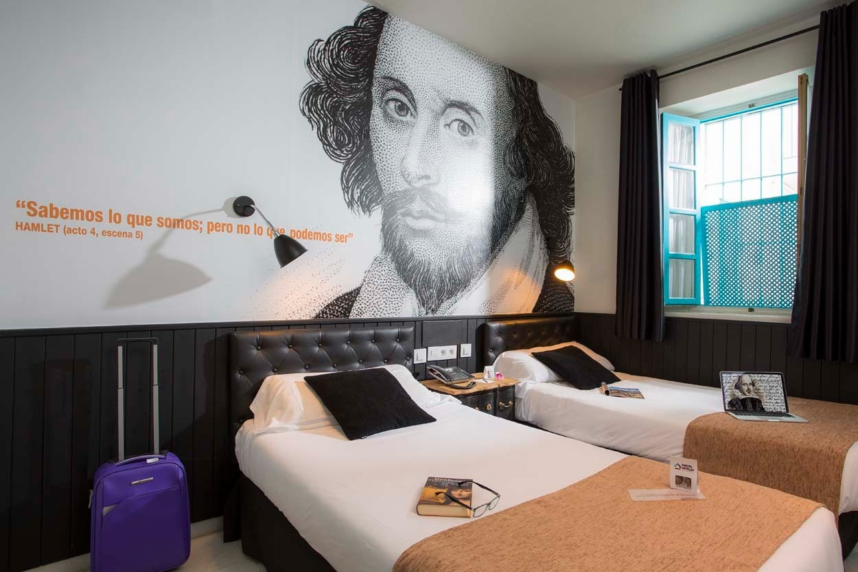 Zimmer im Casual de las Letras Sevilla, einem literarischen Hotel in Sevilla.
