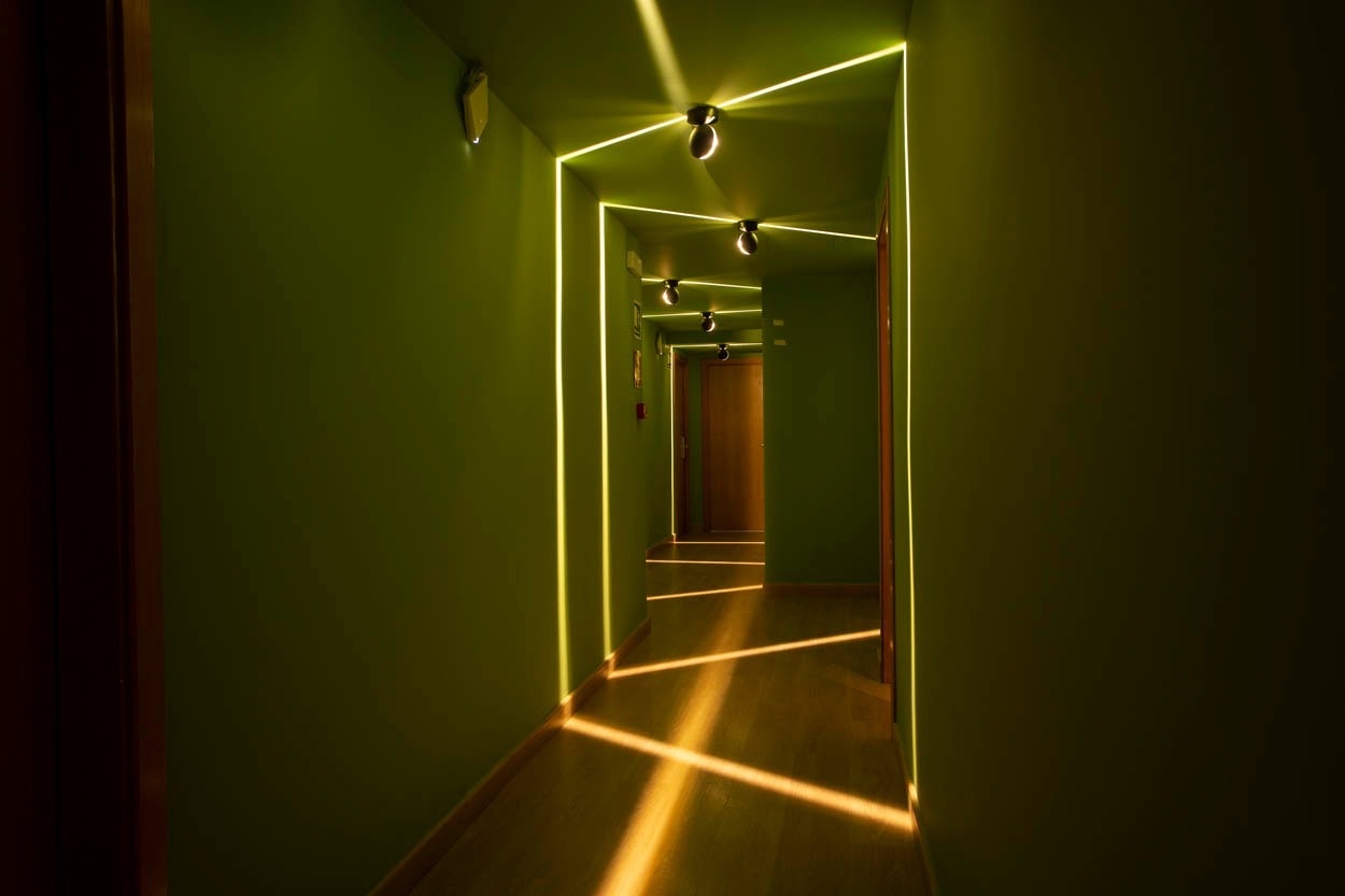 Lichtgevende gang van Casual Colours Barcelona - Hotel nabij Sants met unieke verlichting.