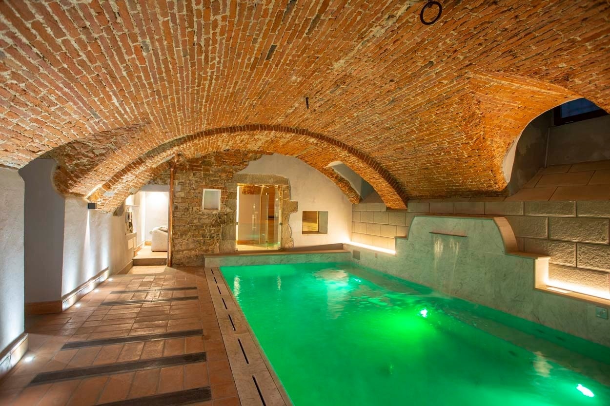 Schwimmbad im Casual Rinascimento Firenze: Entspannter Poolbereich mit Backsteingewölbe, ideal für ein stilvolles Hotel in Florenz.