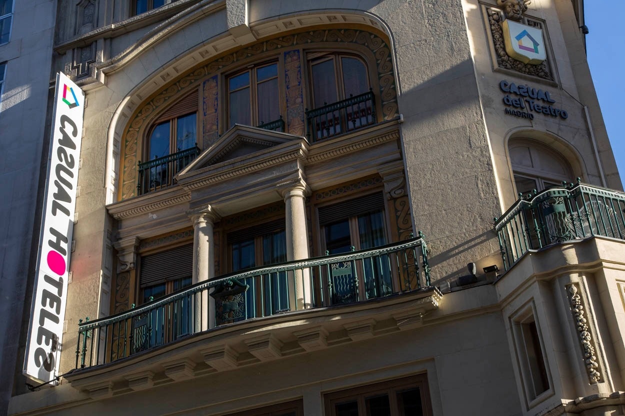 Boutique-Hotel am 'Casual del Teatro Madrid', nahe Gran Vía, mit elegantem Balkon und Architektur.