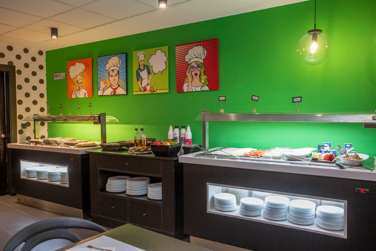 Casual Pop Art Benidorm: Buffet im bunten Pop-Art-Stil in diesem Hotel in Benidorm. Ideal für einen lässigen Aufenthalt.