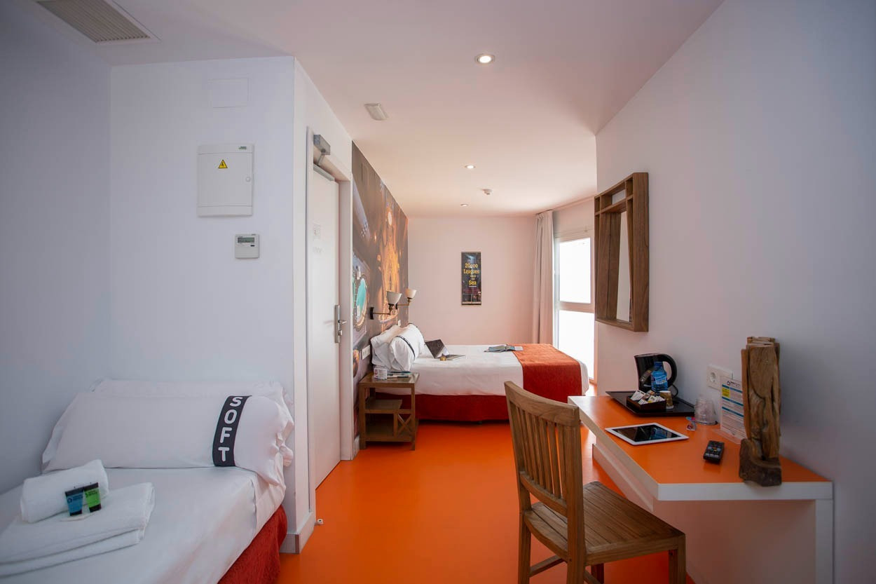 Modernes Hotelzimmer mit zwei Betten, Schreibtisch und Blick auf Málaga im Casual del Mar Málaga.