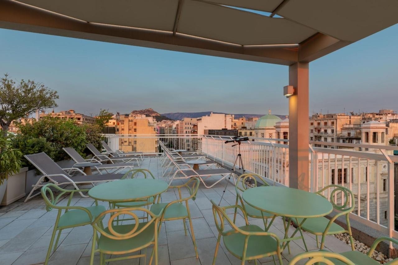 una terraza con mesas y sillas y un telescopio