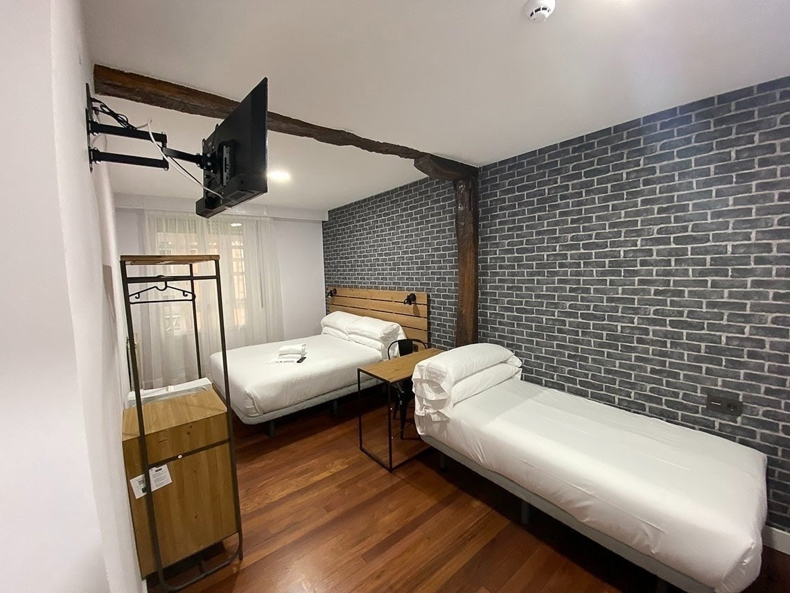 Gemütliches Zimmer mit zwei Einzelbetten im Casual Mardones Bilbao – Unterkunft im Zentrum.
