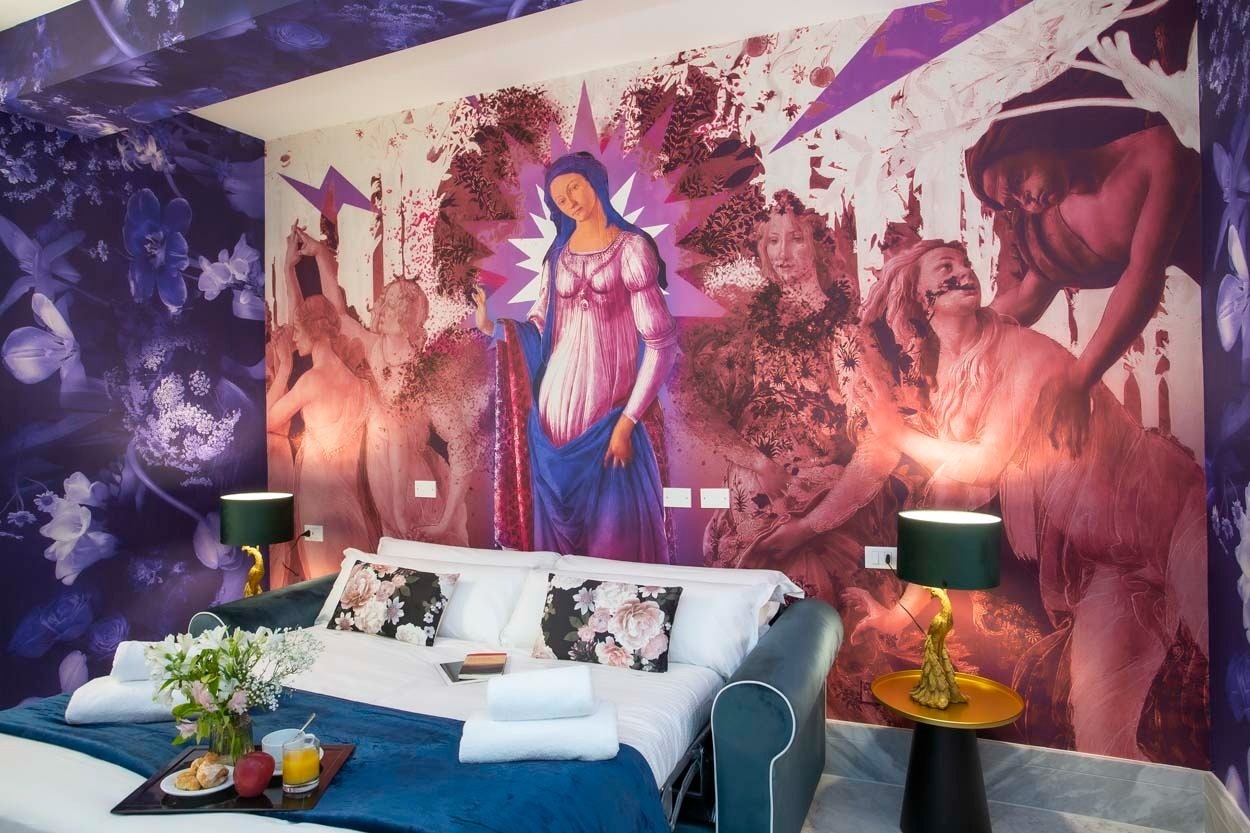 Doppelzimmer im Casual Rinascimento Firenze: Kunstvolle Wandmalerei mit Renaissance-Motiven & moderner Einrichtung.