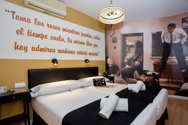 una habitación con una cama y un cartel en la pared que dice 