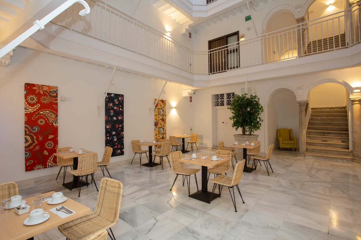 Lobbybereich mit Tischen und Stühlen im Casual con Duende Cádiz - Hotel im historischen Zentrum von Cádiz | Casual Hoteles