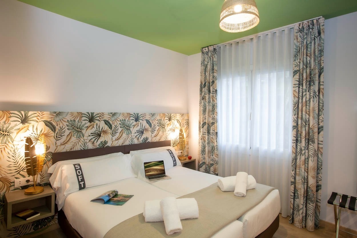 Casual Colours Barcelona - Stijlvolle tweepersoonskamer met tropische accenten en comfortabele bedden.
