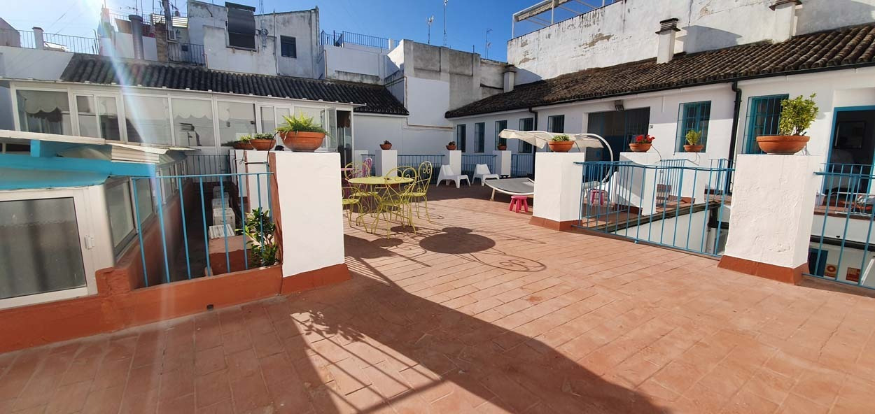 Terrasse des Casual de las Letras Sevilla - Hotel mit literarischem Thema. Entspanne dich auf der Dachterrasse.
