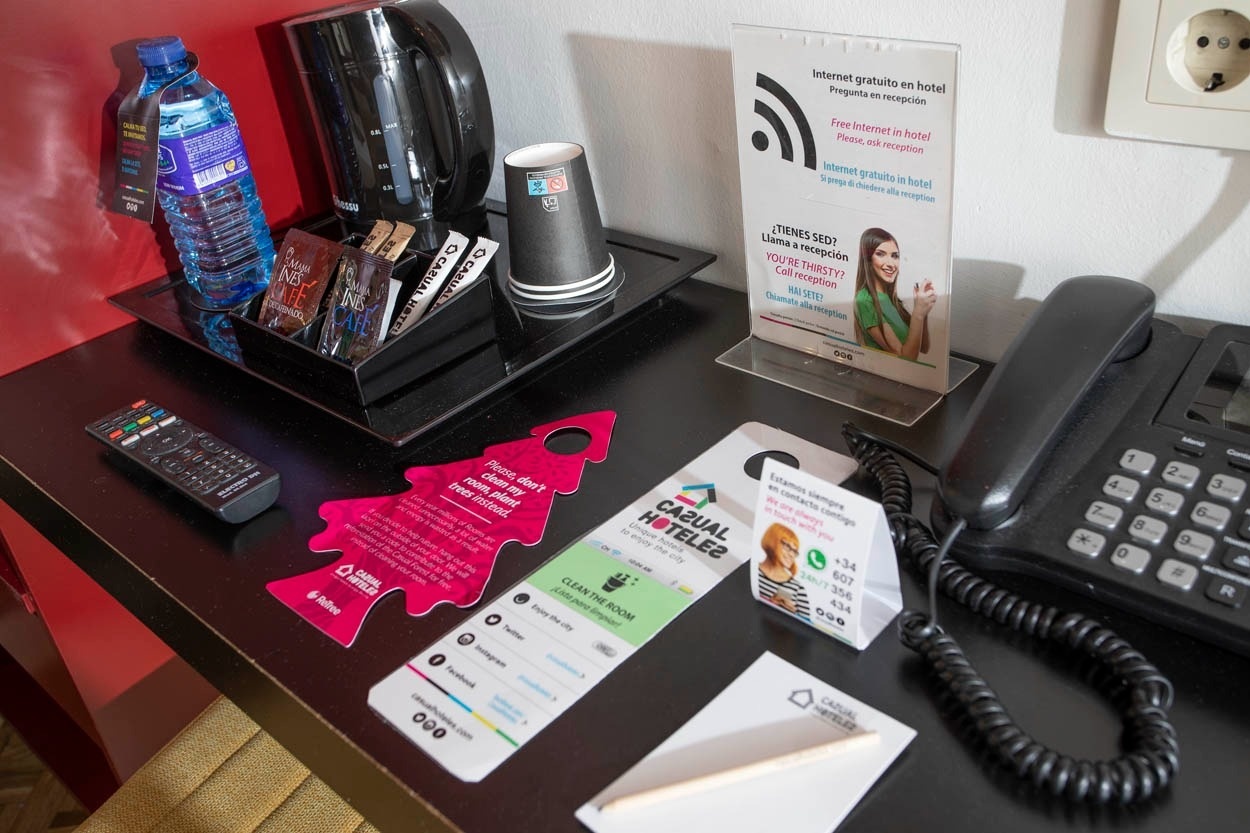 Casual del Teatro Madrid: Kaffeezubereiter, WLAN-Infos & Telefon im Boutique-Hotel.