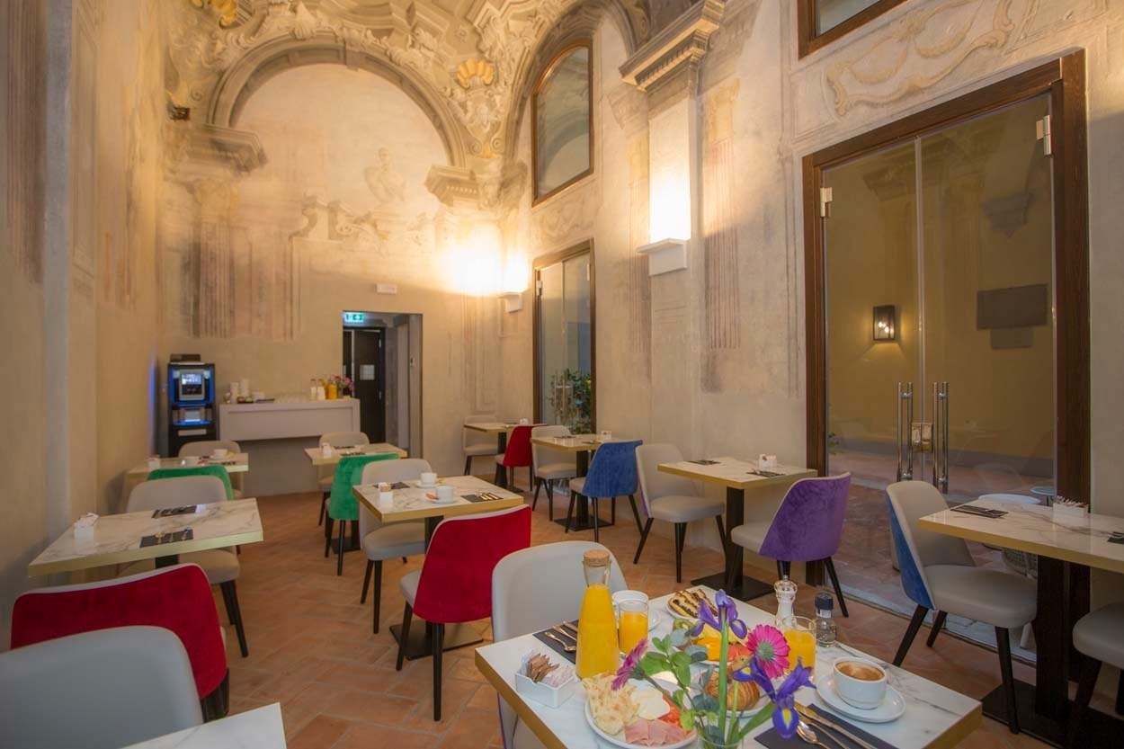 Gemütliches Frühstücksbuffet im Casual Rinascimento Firenze – Zentrales Hotel mit Pool.