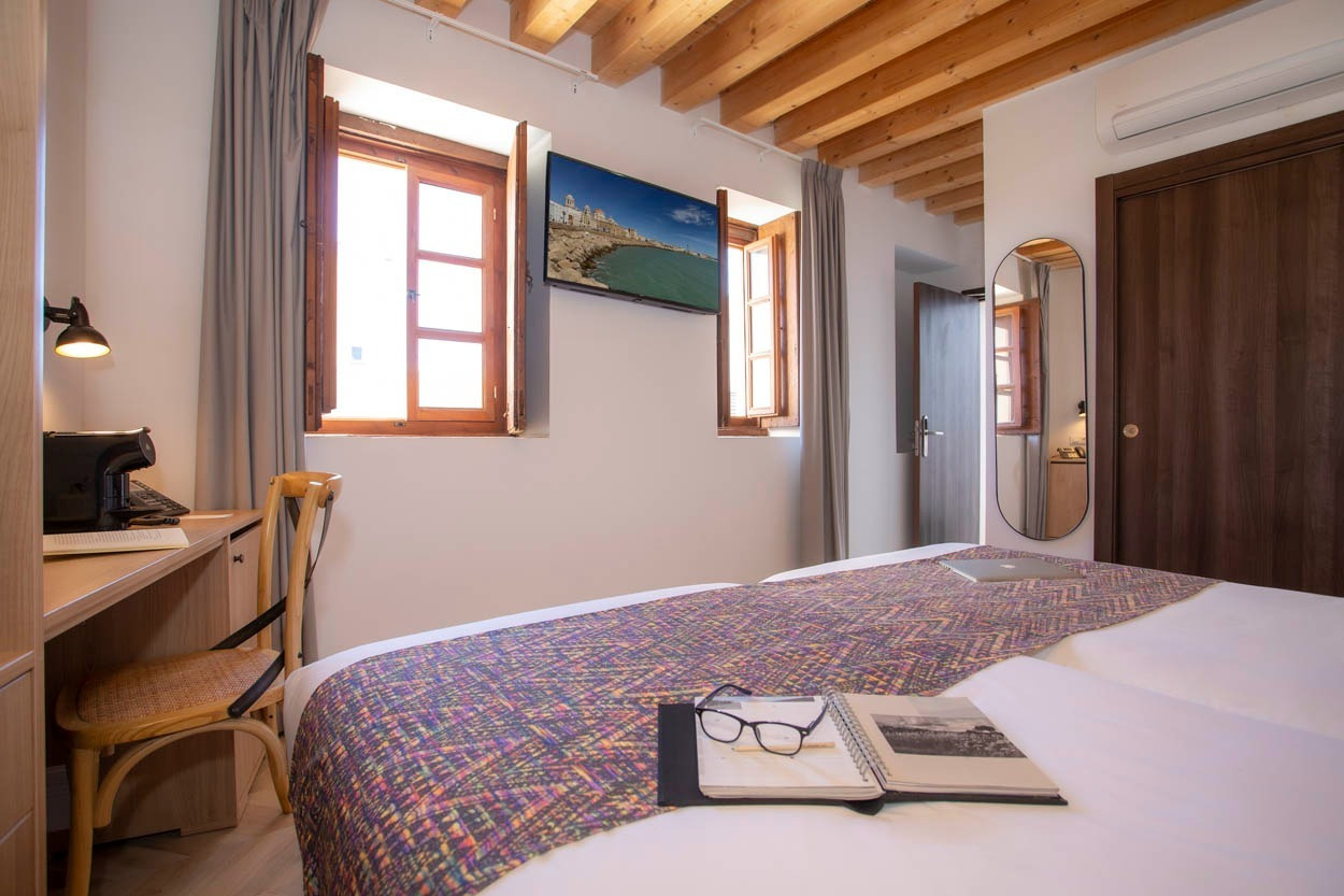 Gemütliches Hotelzimmer mit Holzbalken, Schreibtisch & WLAN im Casual con Duende Cádiz - Hotel im historischen Zentrum.