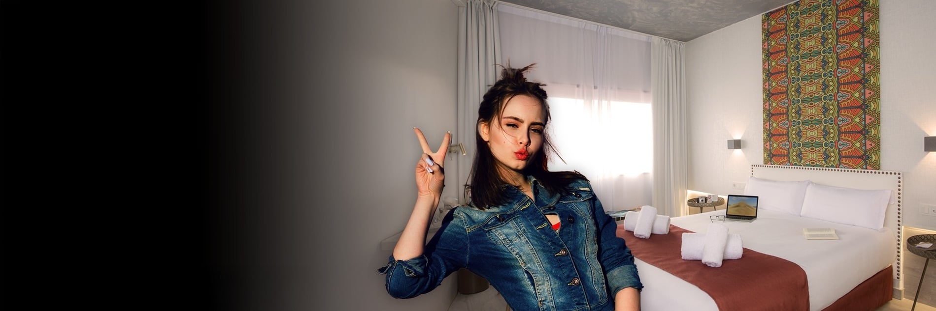 una mujer con un tocado de plumas y un vestido naranja