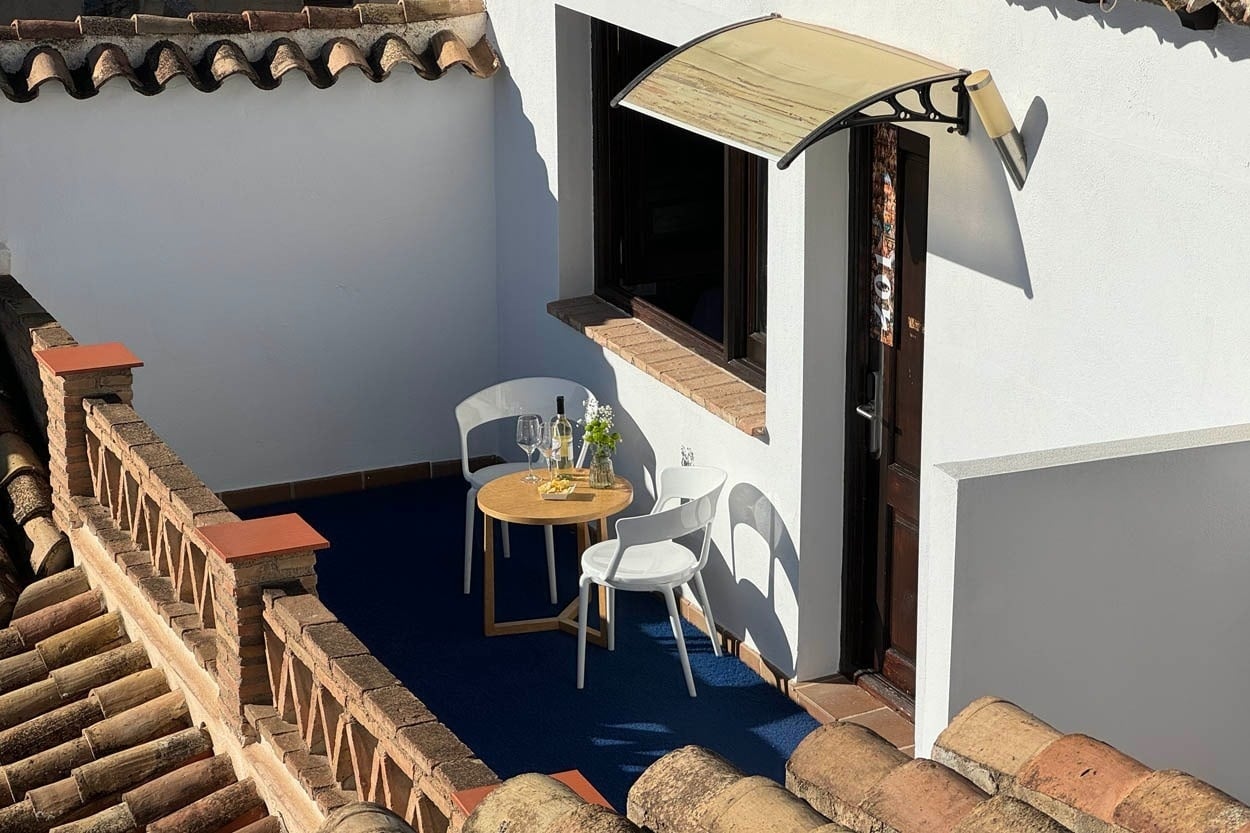 Balcón con mesa y sillas para relajarse. Casual Ilbira Granada - Hotel boutique en el centro histórico.