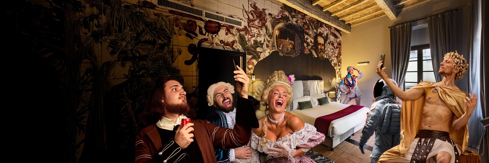 un hombre y una mujer están parados uno al lado del otro y sonriendo