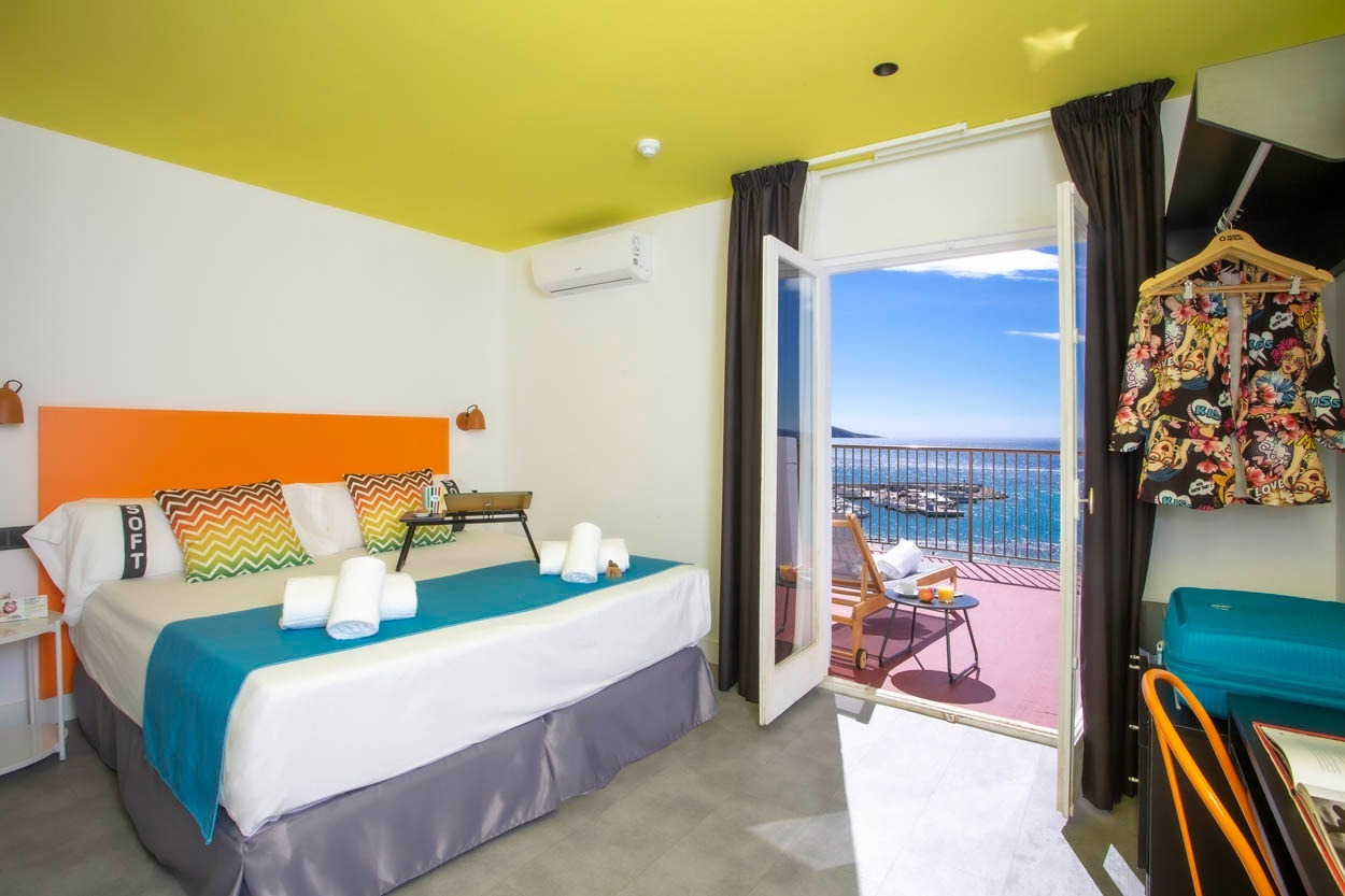 Modernes Hotelzimmer mit Blick aufs Meer, Casual Pop Art Benidorm – Hotel im Pop-Art-Stil in Benidorm | Casual Hoteles