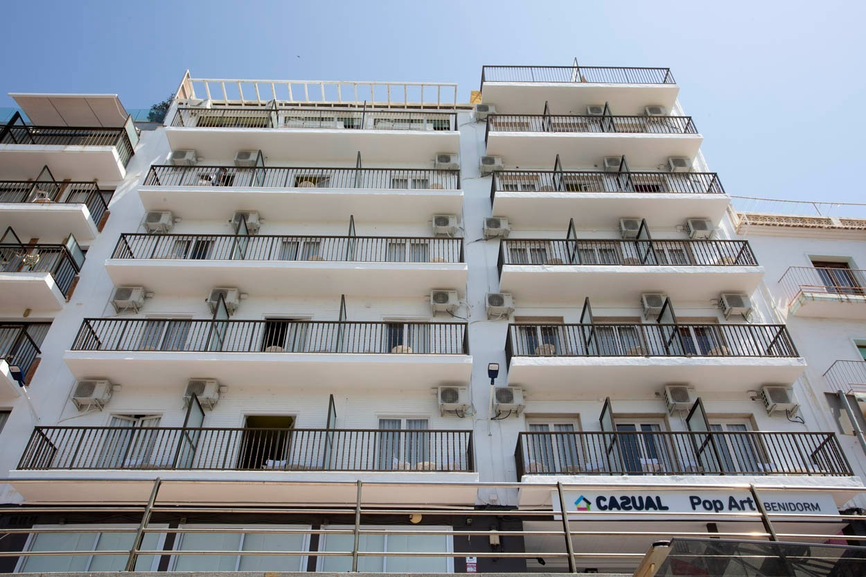 Casual Pop Art Benidorm – Hotel-Außenansicht mit Balkonen und Klimaanlagen, typisch für Benidorm.
