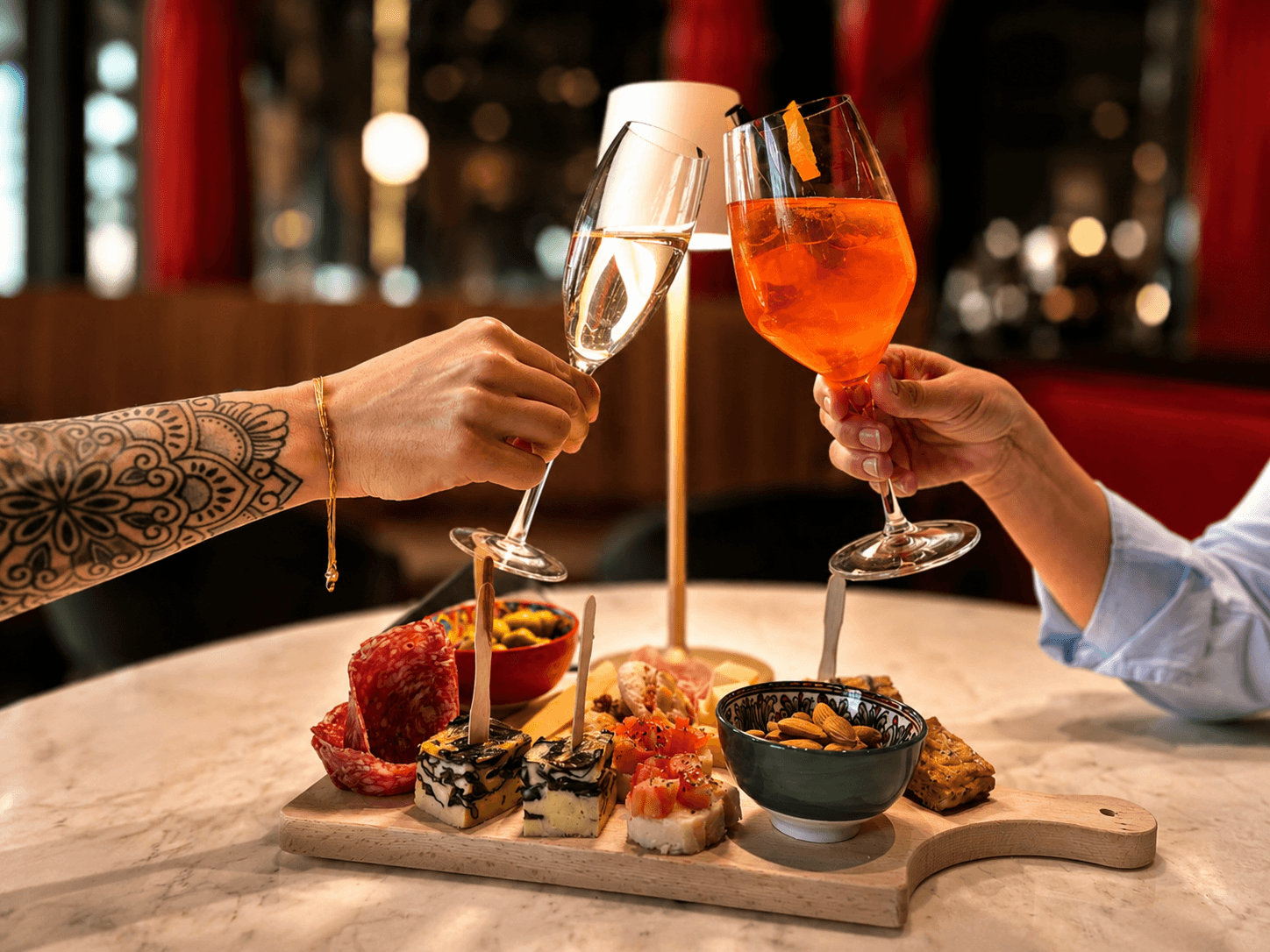 Casual Eclettico Milano: Anstoßen mit Cocktails und Häppchen in unserem Hotel nahe Bahnhof Centrale.