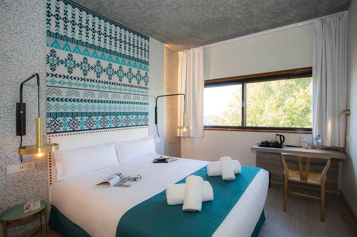 Modernes Hotelzimmer: Doppelbett, WLAN und Blick ins Grüne. Casual Inca Porto – Zentrales Hotel in Porto | Casual Hoteles