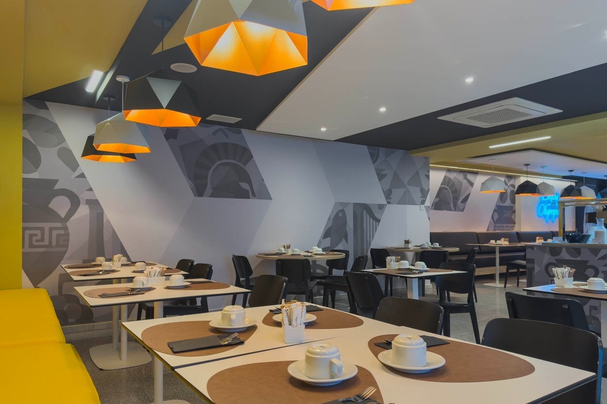 Das Casual Kubic Athens: Stilvolles Frühstücksbuffet mit modernen Lampen und Kunst.