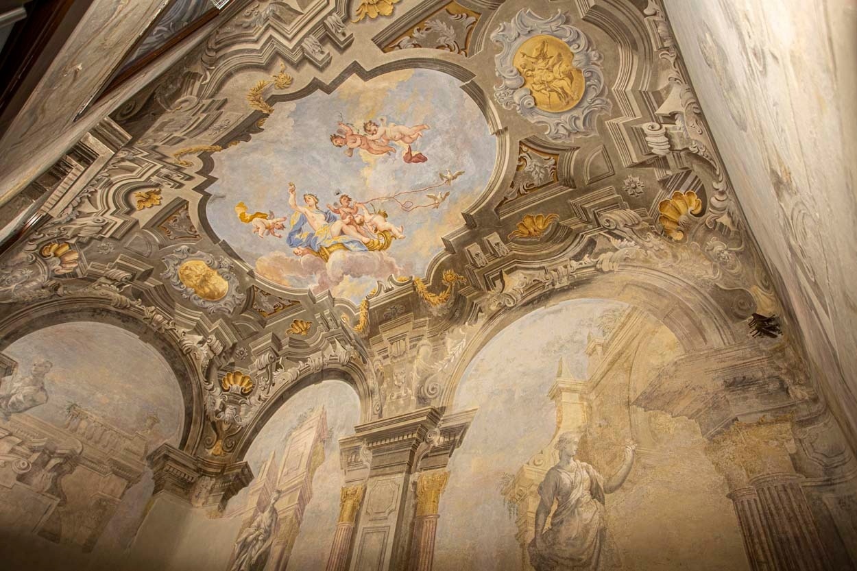 Prunkvolle Deckenmalerei im Casual Rinascimento Firenze – Zentrales Hotel mit Pool in Florenz.