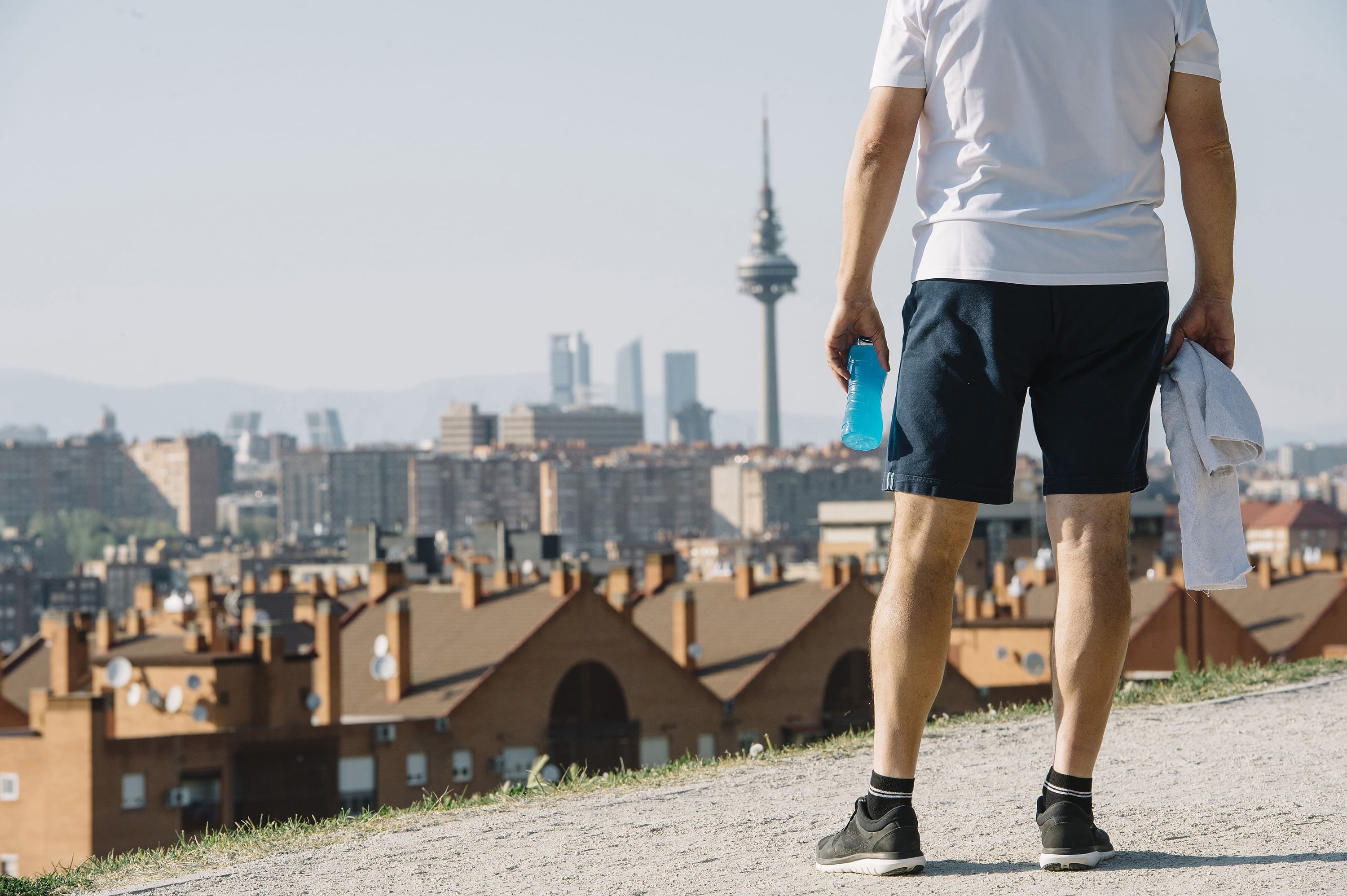 Atleta con botella de agua y toalla en Mirador de Madrid Casual: Corporativa